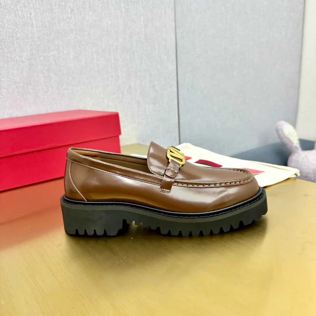 👟👟Ex-factory price 560👟👟 2024【VALENTINO】Valentino's early spring fashionable slip-on loafers are hot new🆕 Versatile style with temperament💃🏻 Slay the whole audience immediately when you put them on [Love] The ultra-simple design is more timeless and attractive! Fashionable and neat feeling, it is a magic tool for increasing your height and slimming down ✨ The shoe collar is specially added with anti-wear latex! You won't feel tired after walking all day long🦶🏻 The upper is made of open-edge beaded cowhide material and paired with a calfskin lining, which is full of texture! 👿Bottom thickness 4.0cm 👿Color: Black Brown 👿Size: 35-40 Factory ready supply